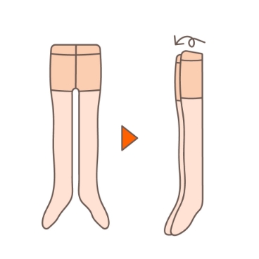 ストッキングを左右半分にたたみます。