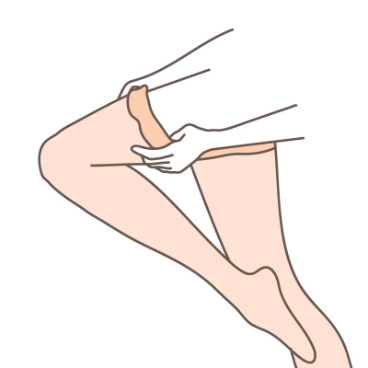 足首からひざ、太もも、股下へと引き上げます。左右の脚を交互に少しずつ上げるのがコツです。