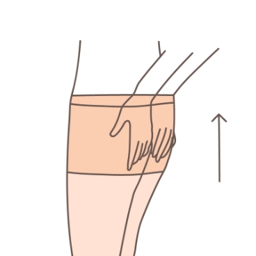 両手でパンティ部分をふくらませながらウエストまで引っ張り上げます。